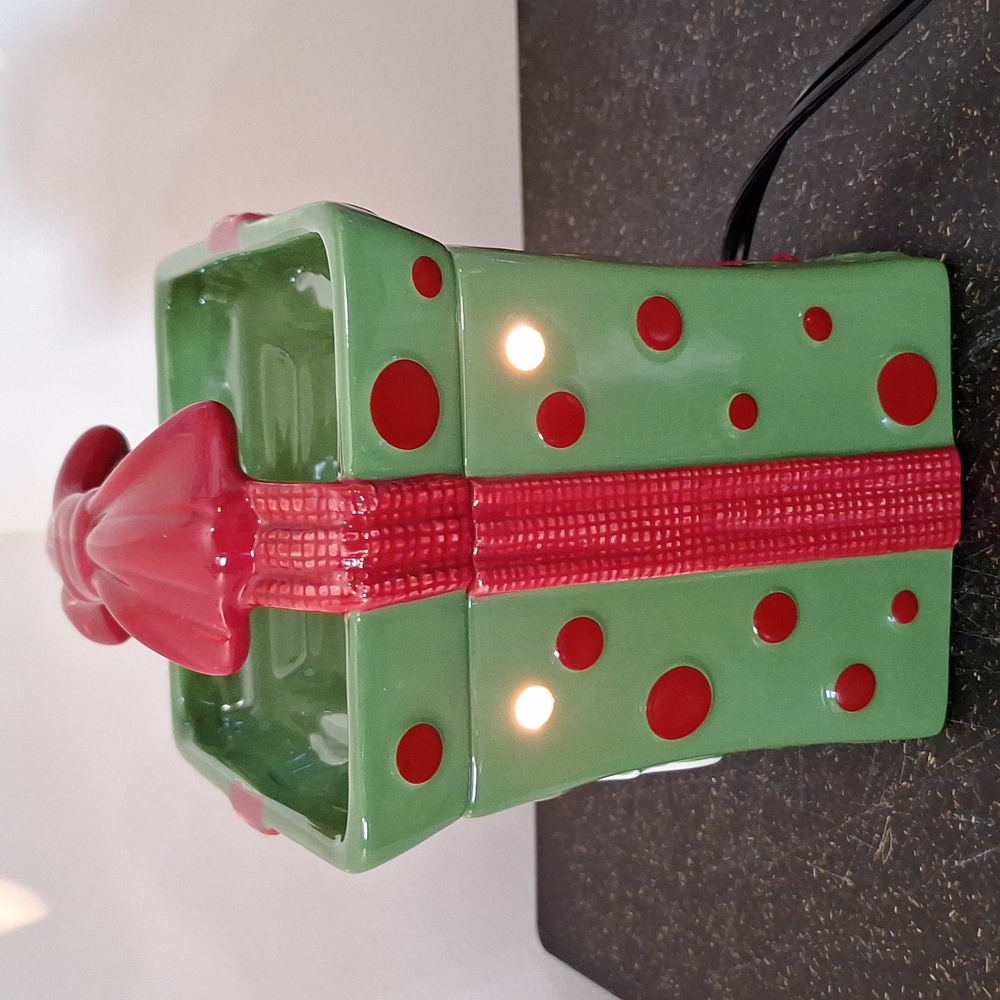 #AAB Scentsy warmer Model DSW-ALLW Happy Holidays  retired. All wrapped up - Picture 5 of 9